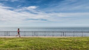 What are the signs of a weak core for runners